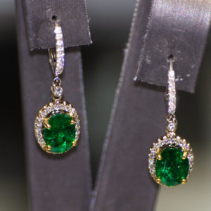 Emerald and Yellow Gold Dangle Earrings     SKU DDI-590-10047